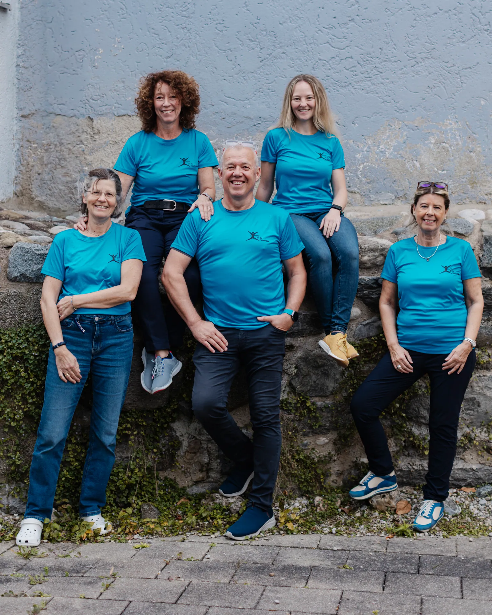 Das Team der Praxis an der Neustrasse vor dem Praxisgebäude in Wasserburg am Inn